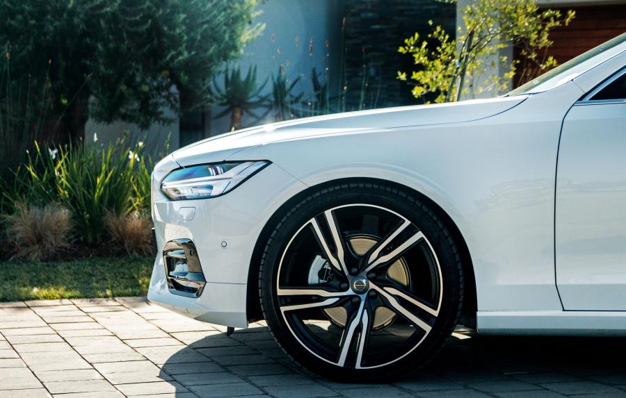 Детали экстерьера Volvo S90 D5 R-Design 2017 года  (ZA) (фото 12 из 12)